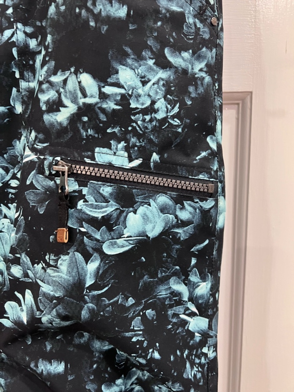 Roxy Nadia Printed Flower Women's Snowboard Pants - True Black Akio, Size Large - Picture 8 of 15